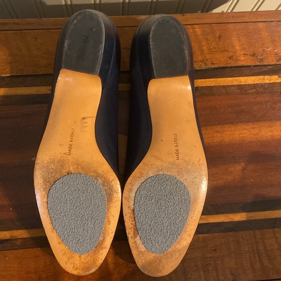 Salvatore Ferragamo Vintage Navy Blue shoes with bows and gold hardware. 7 1/2. - Picture 7 of 8